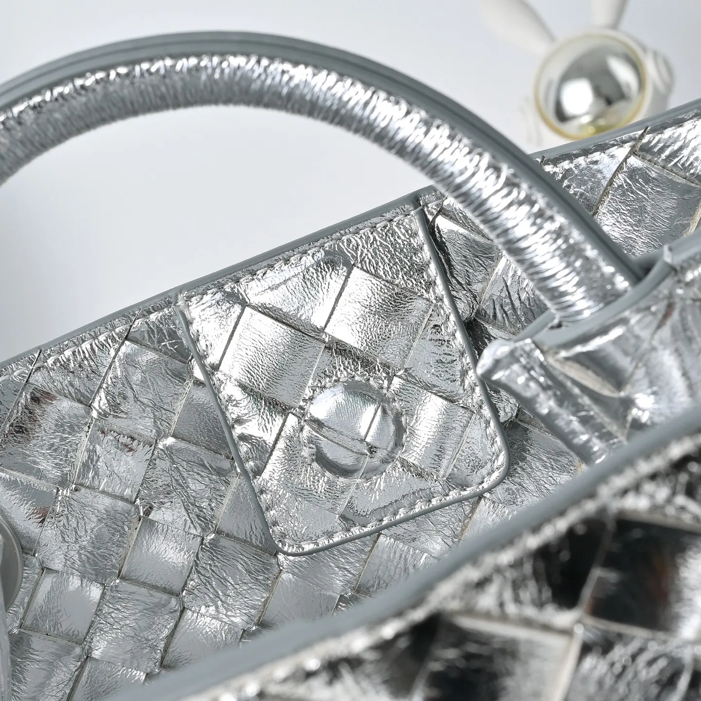 The 2023 new Andiamo batch of 1860 BV has been shipped‼ ️Really popular🔥The new Andiamo woven handbag launched by Bottega Veneta this season is really popular all over the world! ! Celebrities at home and abroad have worn it, and Oscar-winning actress Michelle Yeoh has taken it out on the street. Song Jia, Trai Yara, Yu Feihong, Sanji Ayaka, Rosie Hunting-Whiteley, Yoshioka Riho, etc. have all picked up this bag. It is classic and versatile, showing off its temperament, and the bag capacity is also large, which is very convenient for daily commuting! ! A variety of carrying methods, the shoulder straps can be adjusted by yourself, the original lambskin feels soft and delicate, and the unisex style breaks the gender boundaries and brings a more practical and longer-lasting use experience. Andiamo, which has both elegant and casual styles, perfectly interprets the true appearance of "fashionable old money style". Style number: 7463 Size: 25*22*10.5cm